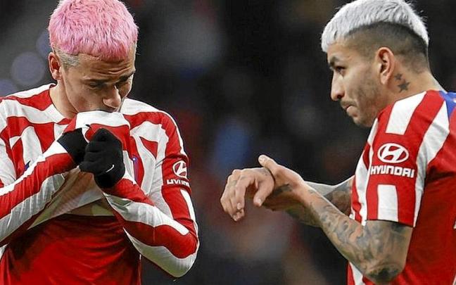 Griezmann y Correa celebran el gol del franc&eacute;s. | FOTO: EFE