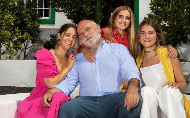 El chef José Andrés, con sus tres hijas, que le acompañan en su viaje gastronómico.