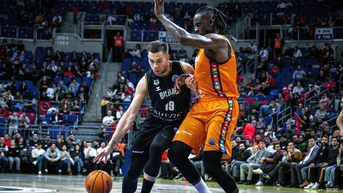 Emir Sulejmanovic penetra a canasta ante Jerry Boutsiele.