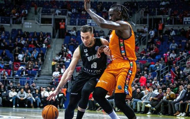 Emir Sulejmanovic penetra a canasta ante Jerry Boutsiele.