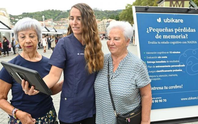 Nerea Amenabar muestra el test a dos asociadas de AFA Bizkaia. Nerea Amenabar muestra el test a dos asociadas de AFA Bizkaia.