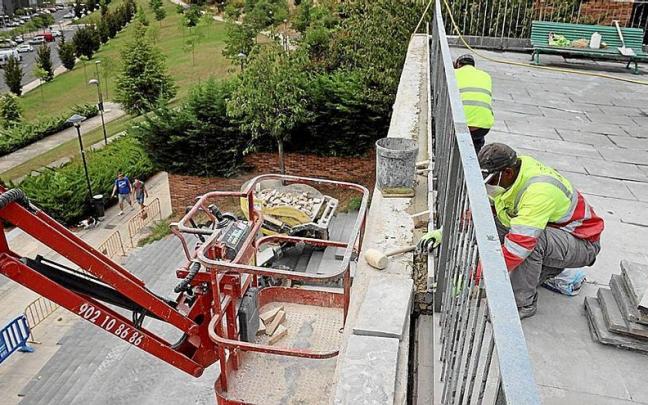 Varios obreros del sector de la construcci&oacute;n trabajan en una obra.