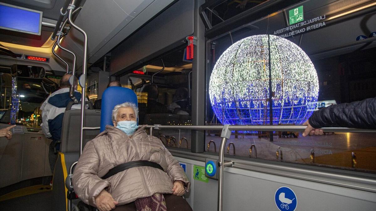 Argibus, un autobús que lleva a ancianos en sillas de rueda a ver las luces de Navidad de Donostia