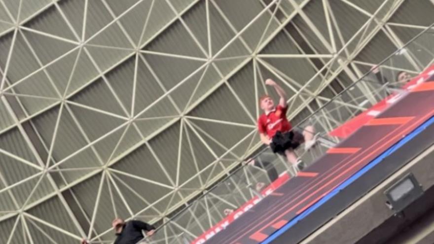 Aficionados del Manchester United, encaramados a la valla de la zona visitante de Anoeta