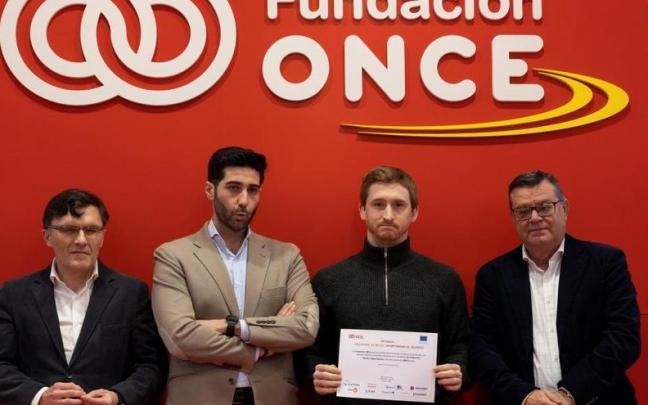 El doctor Nicanor Zalba, con el diploma.