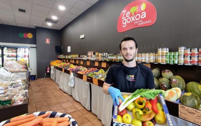 Julen Otondo, de la frutería Baztango-Ze goxoa. Julen Otondo, de la frutería Baztango-Ze goxoa.