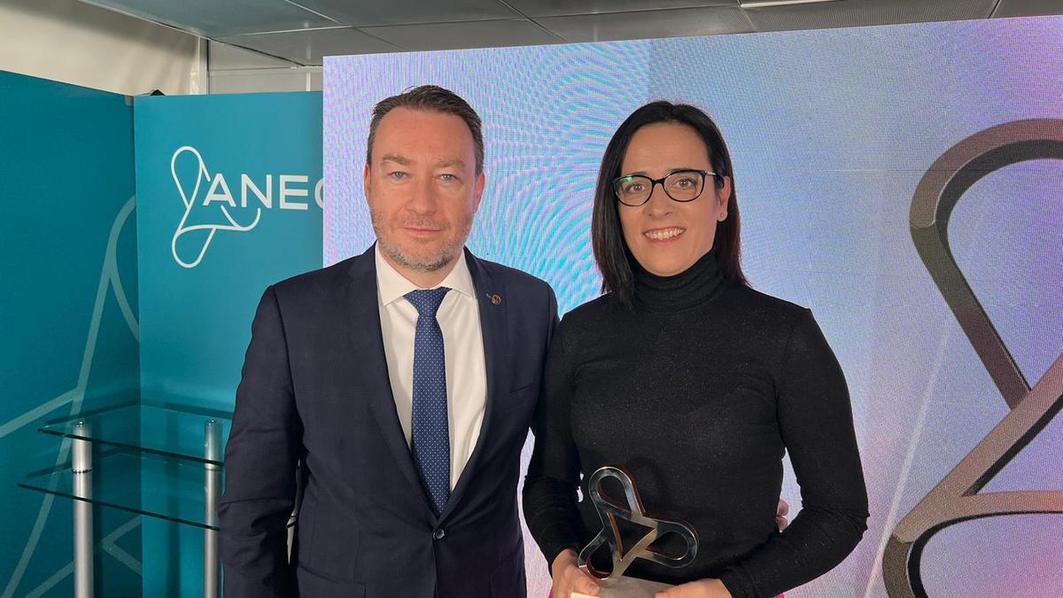 Leticia San Martín posa con el premio Hélice ANECA a la Calidad Académica junto a Ramón Gonzalo, rector de la UPNA.