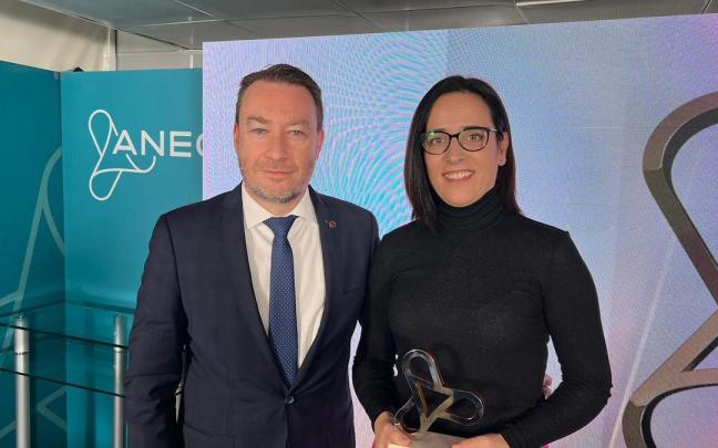 Leticia San Martín posa con el premio Hélice ANECA a la Calidad Académica junto a Ramón Gonzalo, rector de la UPNA.