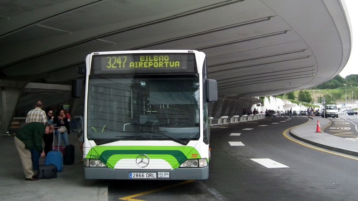Imagen de archivo de varias personas esperando a coger el autobús en el aeropuerto.