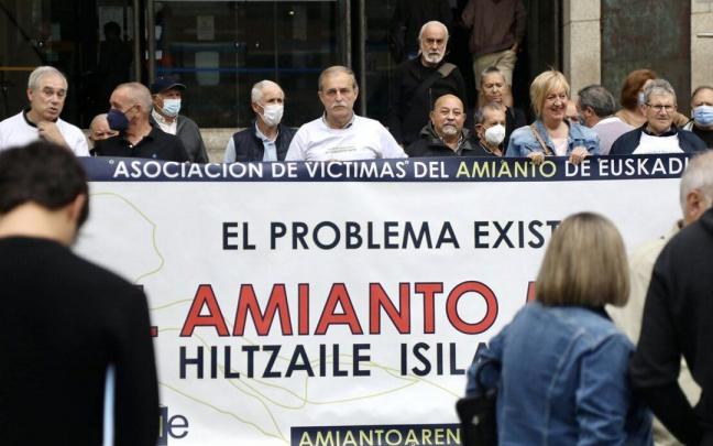 Concentración de Asviamie frente a los juzgados de Donostia. Concentración de Asviamie frente a los juzgados de Donostia.