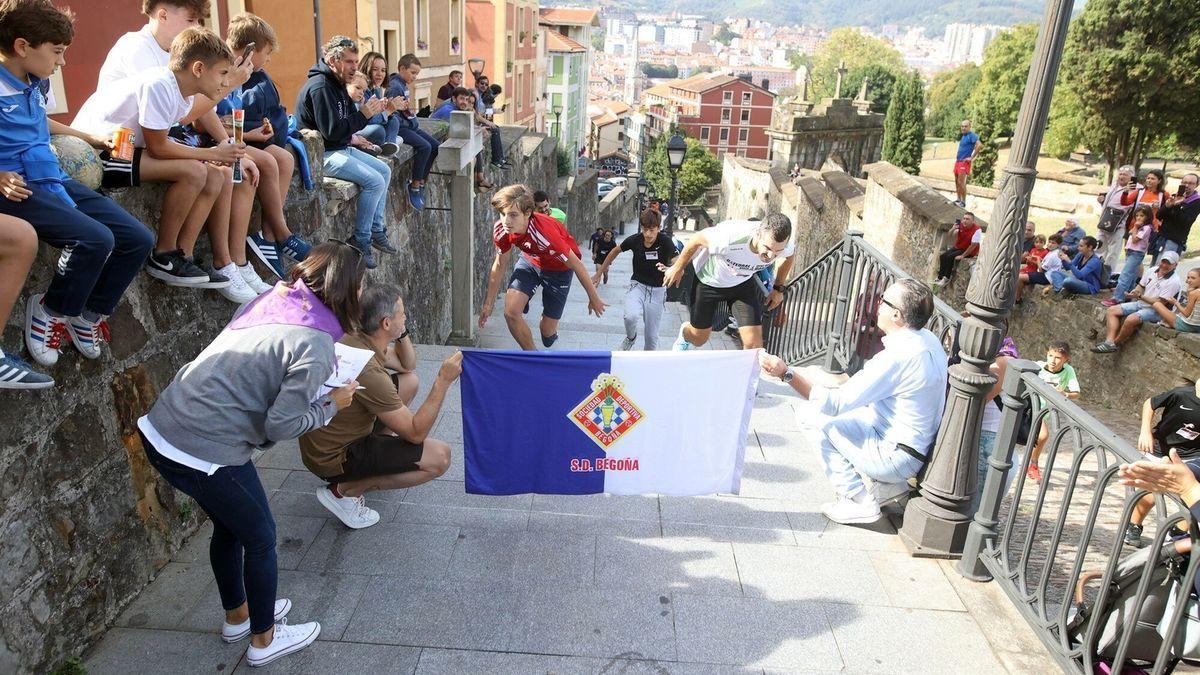 Un momento de la subida por las calzadas de Mallona por Acambi