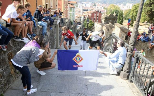 Un momento de la subida por las calzadas de Mallona por Acambi Un momento de la subida por las calzadas de Mallona por Acambi