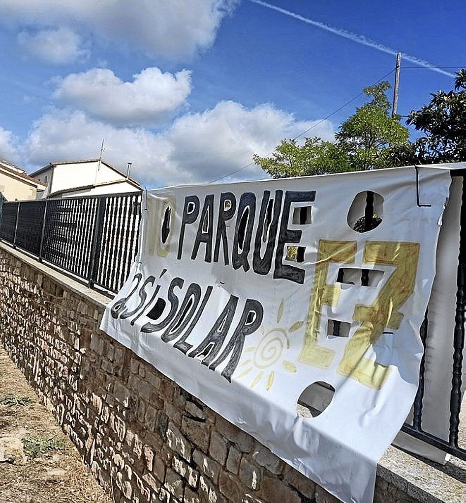 Una de las pancartas en contra del proyecto fotovoltaico que jalonan muchas de las casas de Oco.