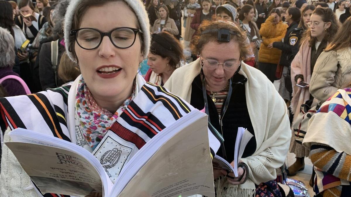 Varias judías ortodoxas rezan en la sección para mujeres del Muro de los Lamentos en Jerusalén