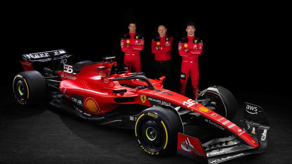 Carlos Sainz y Charles Leclerc, con el nuevo Ferrari.