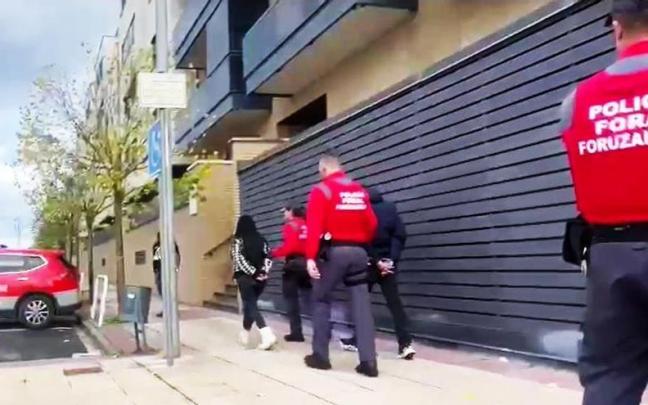 Momento del traslado de los detenidos para el registro judicial de su vivienda.