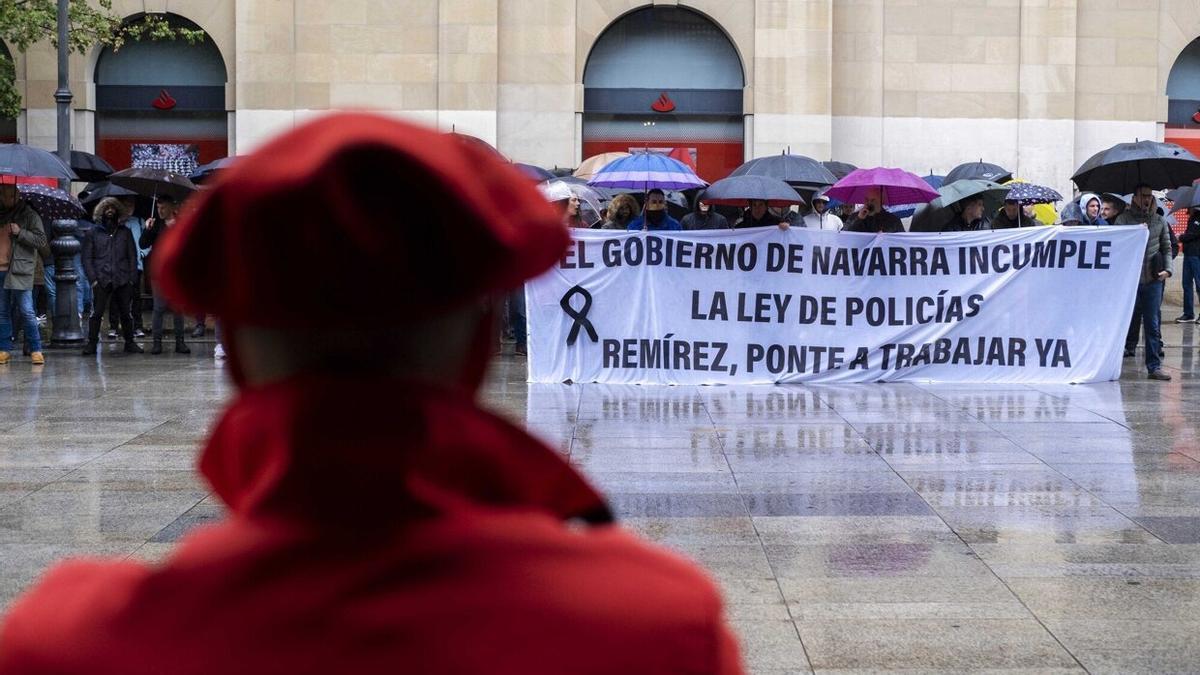 Policías forales concentrados frente a la sede del Gobierno de Navarra.