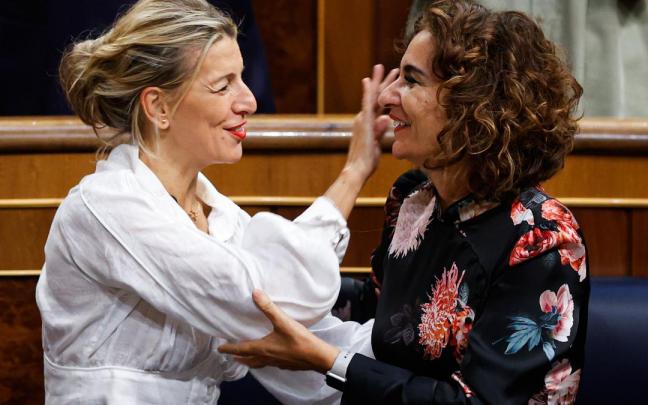 La vicepresidenta segunda, Yolanda Diaz, junto a la ministra de Hacienda, María Jesús Montero