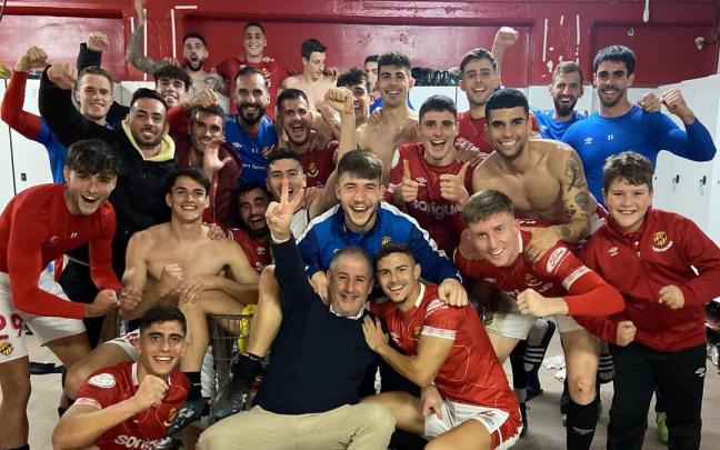 Jugadores del N&aacute;stic celebran el pase a los 1/16 de Copa tras eliminar al M&aacute;laga.