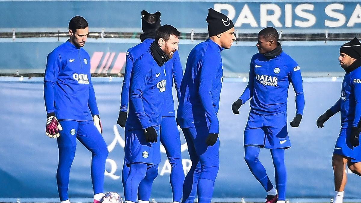 Messi y Mbappé, en el centro de la imagen, en el entrenamiento previo al partido ante el Bayern.