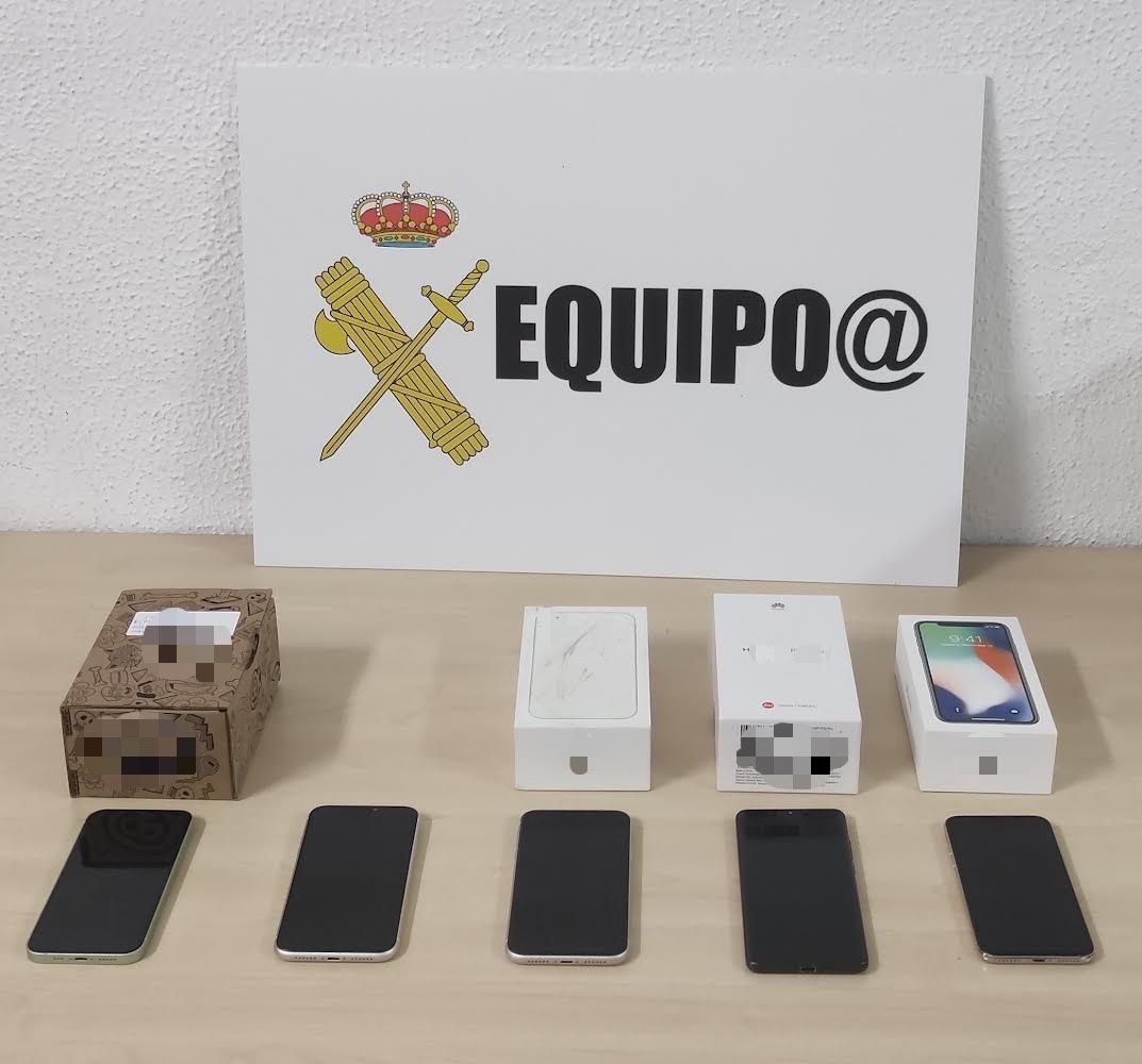 Material incautado a la banda que estafaba por internet