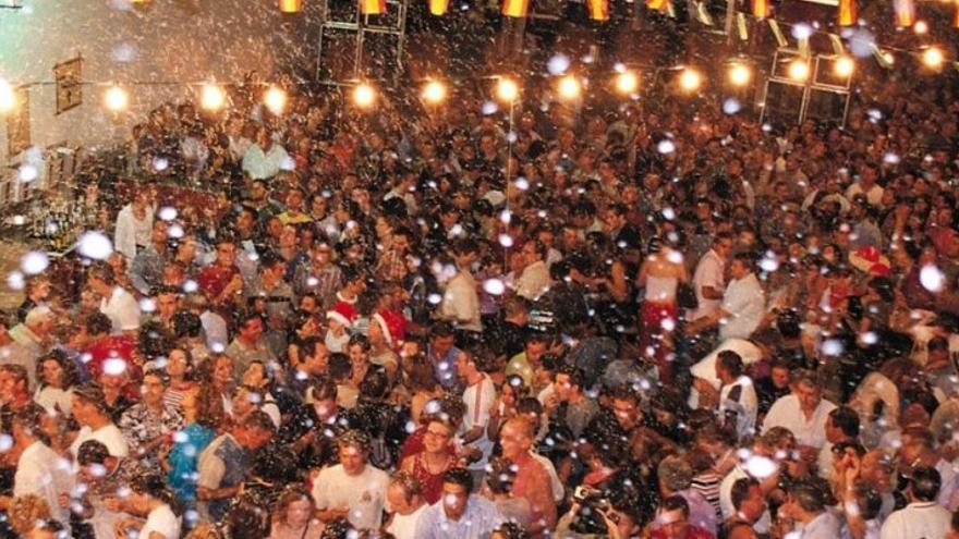 Miles de personas se reúnen en agosto en las calles de Bérchules para festejar el Año Nuevo.