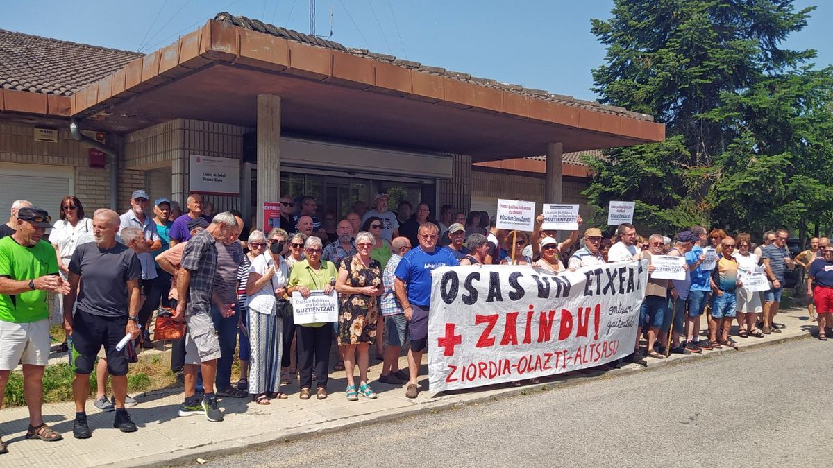 A pesar de las altas temperaturas de ayer, numerosas personas acudieron a la concentración.