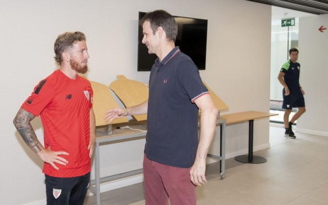 Uriarte saludando a Iker Muniain.