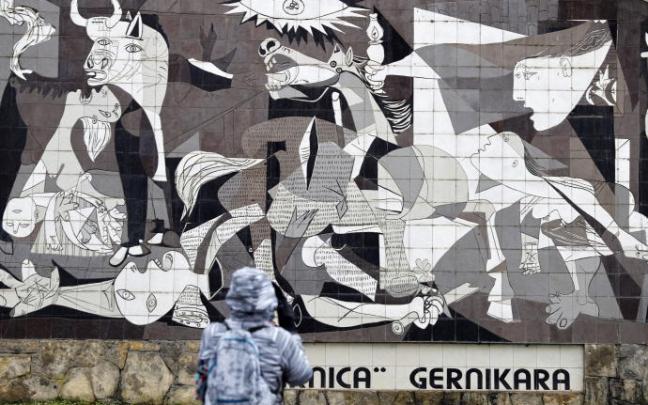 El Gobierno español se resiste a pedir perdón por el bombardeo porque no se considera heredero del régimen de Franco