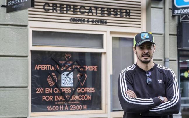 José María Rivas, Chema, posa delante de su nuevo local Crepecatessen en la avenida de Roncescalles.