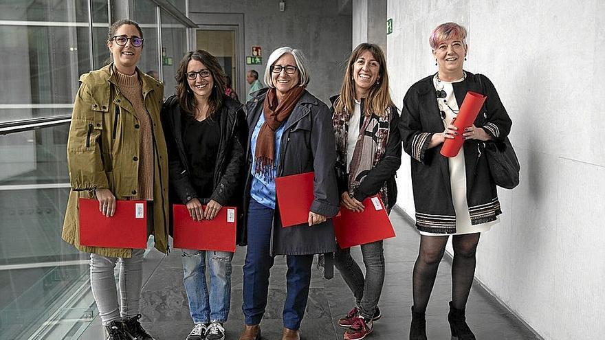 Representantes del Cermin, con la presidenta Mariluz Sanz en el centro, en el Parlamento.