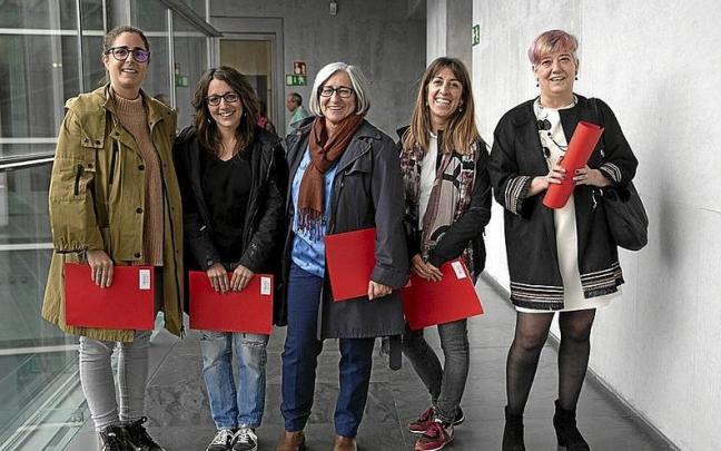 Representantes del Cermin, con la presidenta Mariluz Sanz en el centro, en el Parlamento.