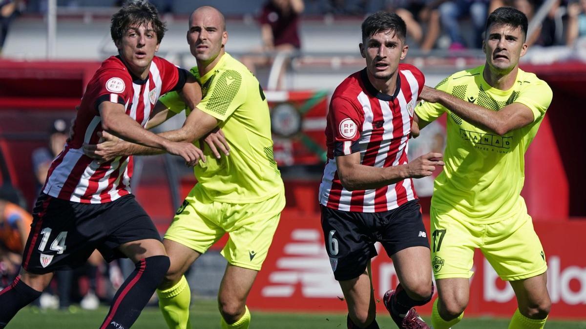 Los cachorros Unai Gómez y Unai Naveira, en una acción a balón parado en el duelo del domingo en Lezama ante el Intercity.