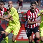 Los cachorros Unai G&oacute;mez y Unai Naveira, en una acci&oacute;n a bal&oacute;n parado en el duelo del domingo en Lezama ante el Intercity.