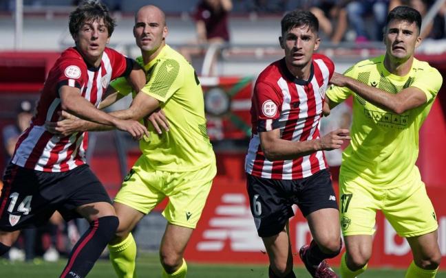 Los cachorros Unai Gómez y Unai Naveira, en una acción a balón parado en el duelo del domingo en Lezama ante el Intercity. Los cachorros Unai Gómez y Unai Naveira, en una acción a balón parado en el duelo del domingo en Lezama ante el Intercity.