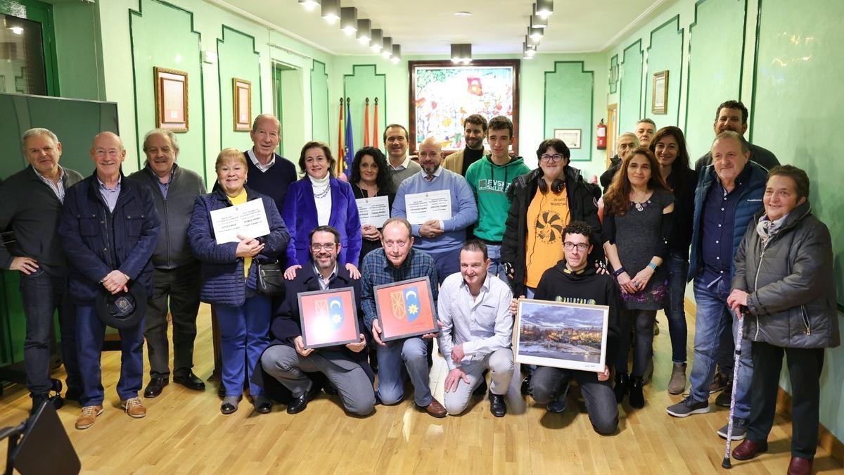 Las personas premiadas y homenajeadas posan en el salón de plenos del Ayuntamiento de Villava-Atarrabia.