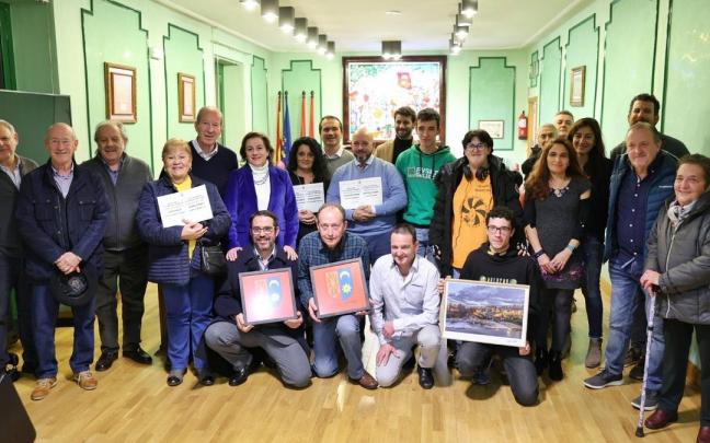 Las personas premiadas y homenajeadas posan en el salón de plenos del Ayuntamiento de Villava-Atarrabia. Las personas premiadas y homenajeadas posan en el salón de plenos del Ayuntamiento de Villava-Atarrabia.