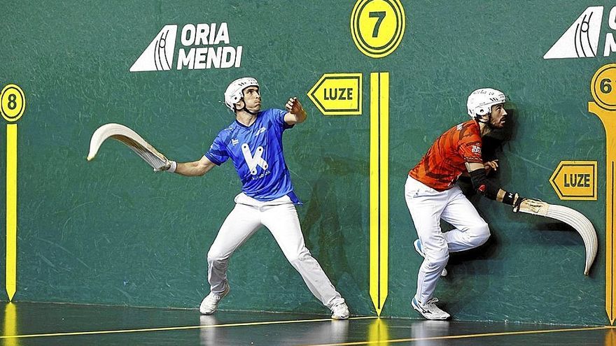 Urriza y Barrenetxea, en una jugada del partido. | FOTOS: MAIALEN ANDRÉS