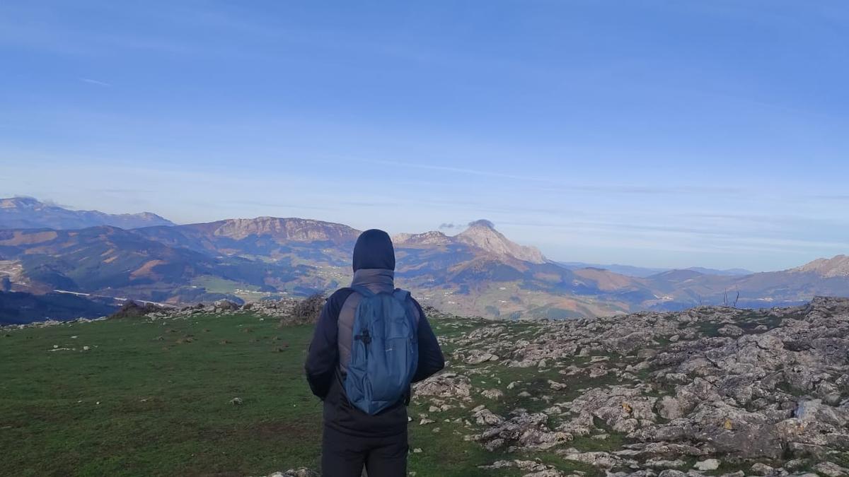 En la cima de Orkatzategi con Gorbea, Anboto y Udalaitz de fondo