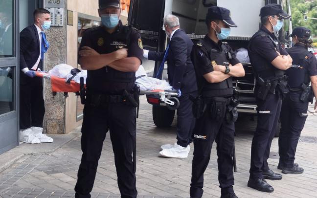 Un operario transporta uno de los cuerpos del asesinato de la calle Serrano. Un operario transporta uno de los cuerpos del asesinato de la calle Serrano.