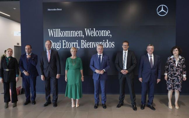 I&ntilde;igo Urkullu y Arantxa Tapia, con representantes de Mercedes-Benz en Stuttgart.