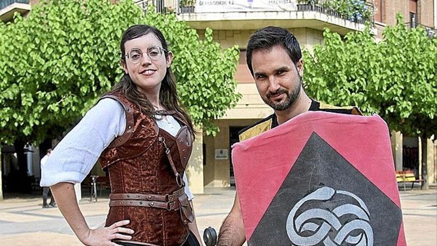 María Muñoz e Iván Pérez, con indumentaria medieval que encaja con la temática de cuentos y leyendas con la que se presentan las jornadas Umbras.