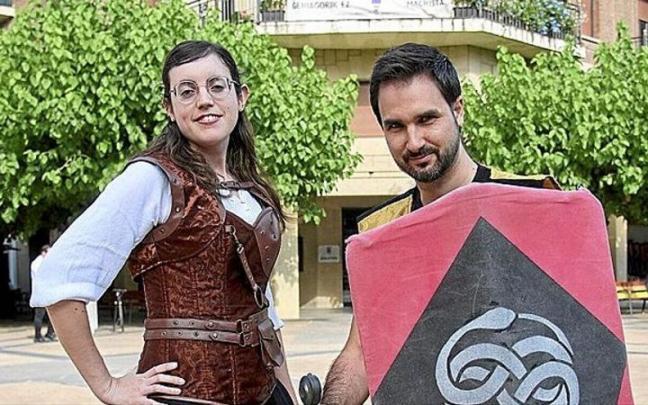 Mar&iacute;a Mu&ntilde;oz e Iv&aacute;n P&eacute;rez, con indumentaria medieval que encaja con la tem&aacute;tica de cuentos y leyendas con la que se presentan las jornadas Umbras.
