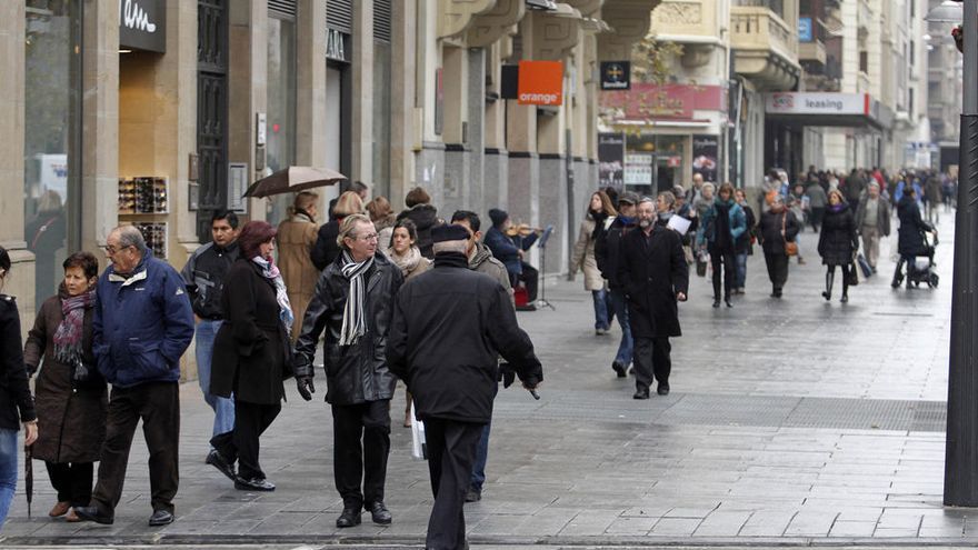 Gente paseando por Carlos III, principal vía comercial de Pamplona.