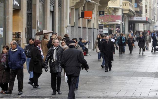 Gente paseando por Carlos III, principal vía comercial de Pamplona.