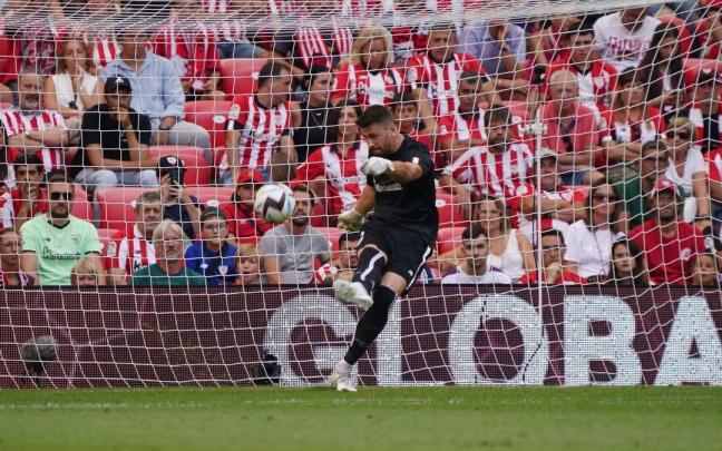 Unai Simón saca de portería en el primer partido de esta temporada en San Mamés ante el Mallorca.