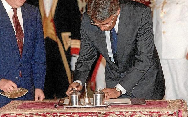 Felipe Gonz&aacute;lez firm&oacute; el 28 de agosto de 1992 la primera reforma de la Constituci&oacute;n espa&ntilde;ola. | FOTO: EFE