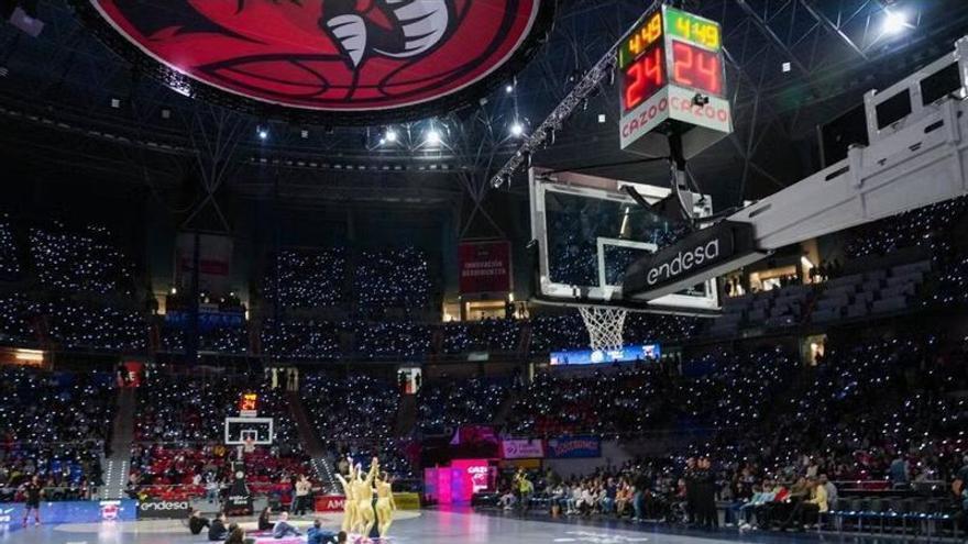 Espectáculo acróbatico con un Buesa iluminado por las pulseras led durante el 'Opening Game'