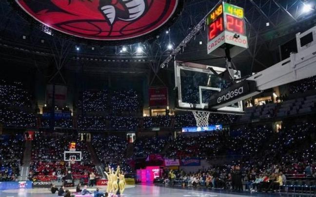 Espectáculo acróbatico con un Buesa iluminado por las pulseras led durante el 'Opening Game'
