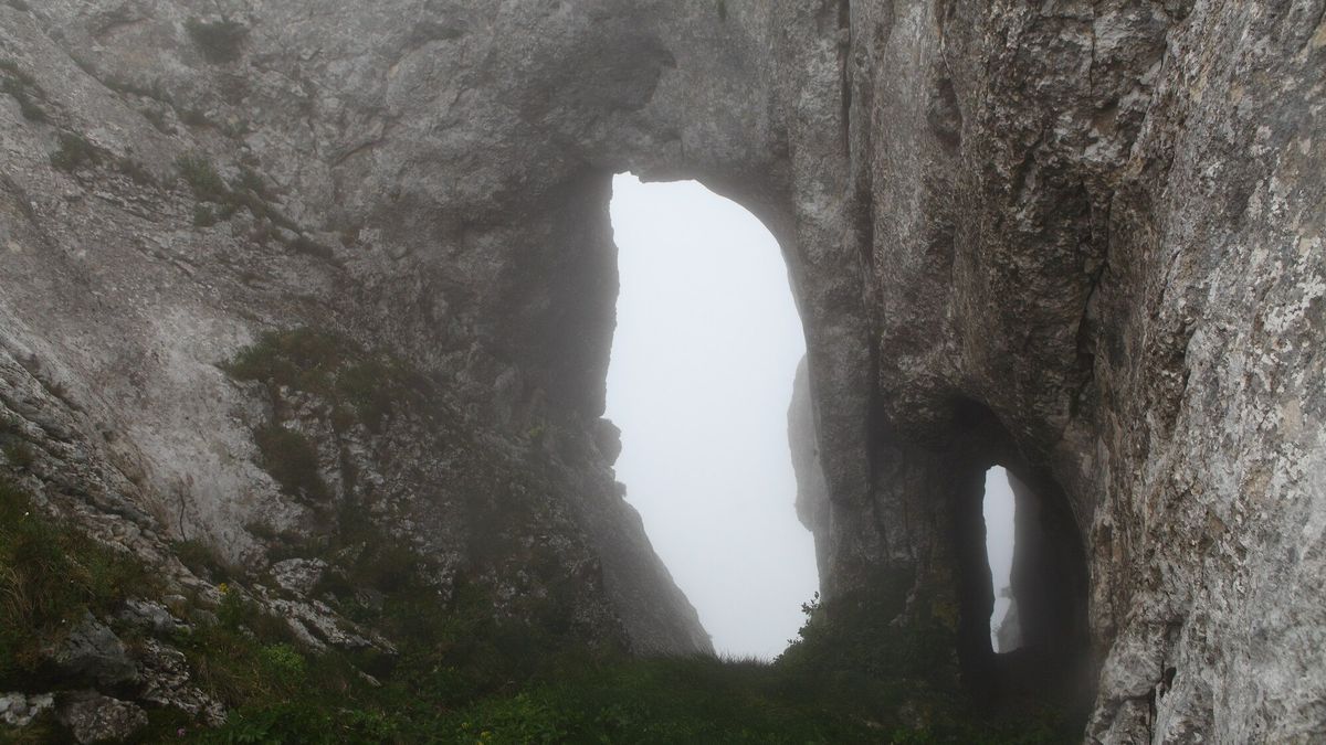 Ojos naturales en la roca.